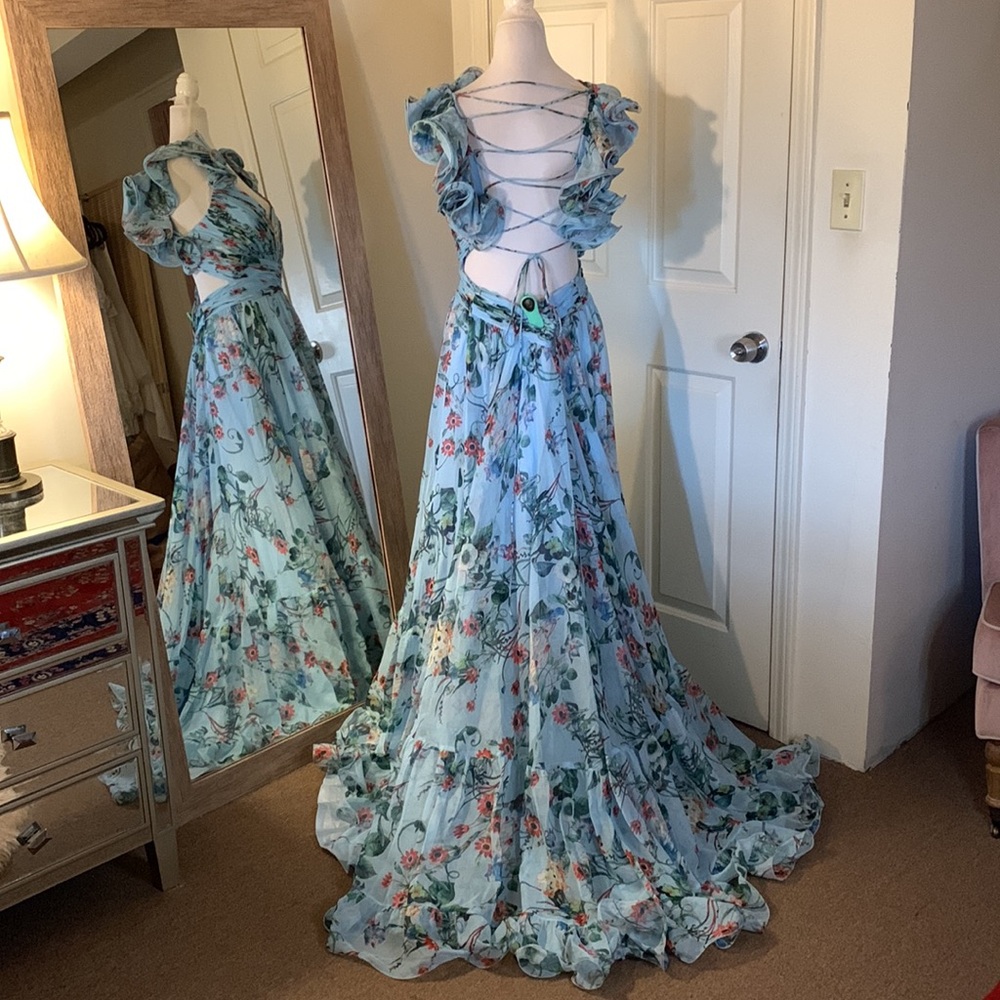 MAC DUGGAL
Indy A-Line Ruffled Back-Lace Chiffon Gown - Picture 10 of 17